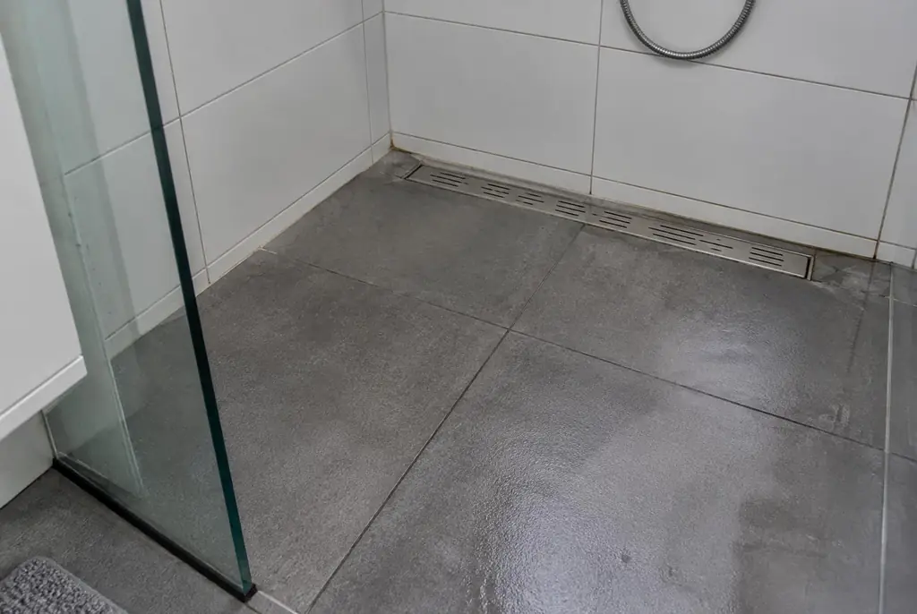 Lekdetectie Wolvega – lekkende inloopdouche met natte voegen