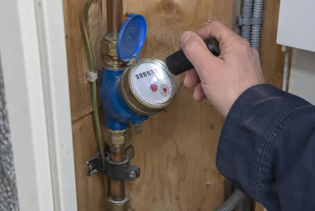 Lekdetectie Wolvega – watermeter in de meterkast controleren met een zaklamp
